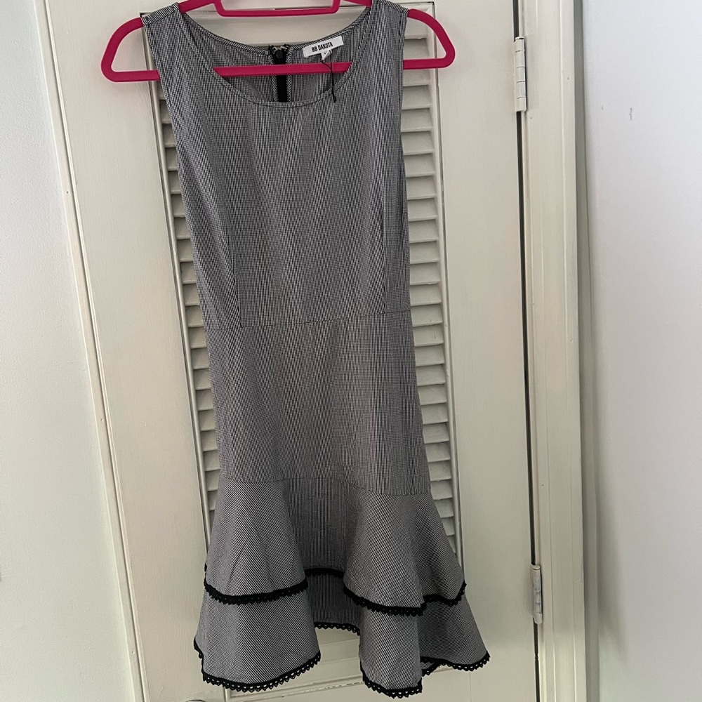 Black and white sleeveless dress
 Sleeveless Dress with Bow Detail